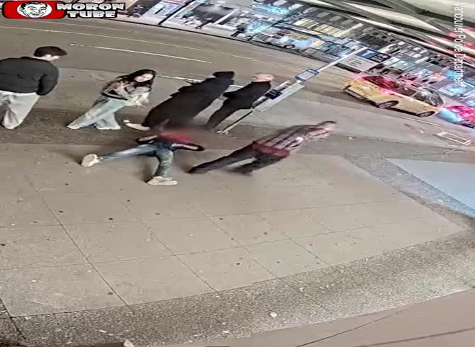 Video :on Vancouver, a guy is unjustly punched on the street
